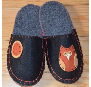 Copati iz filca - oranžna sovica na črni podlagi